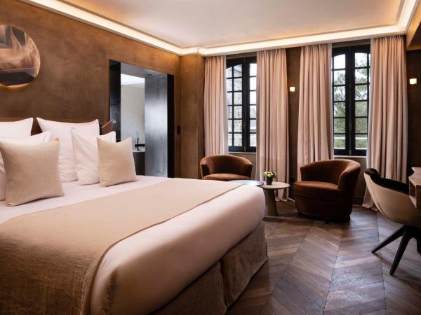 Hôtel Saint-Delis - La Maison du Peintre - Relais & Châteaux : photo 4 de la chambre chambre de luxe avec douche-hammam et baignoire de balnéothérapie