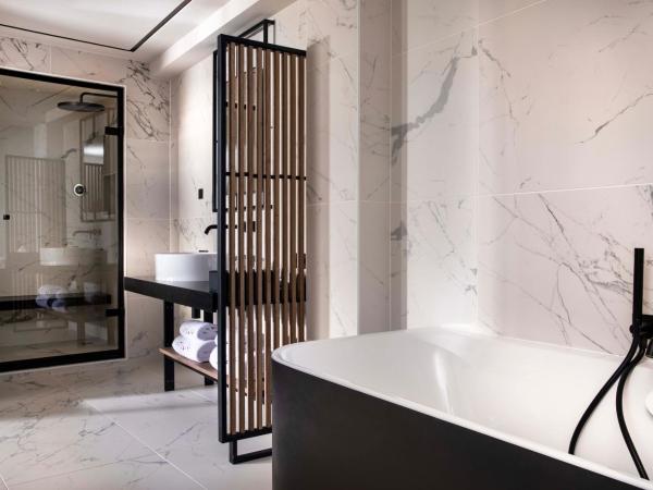 Hôtel Saint-Delis - La Maison du Peintre - Relais & Châteaux : photo 5 de la chambre chambre de luxe avec douche-hammam et baignoire de balnéothérapie