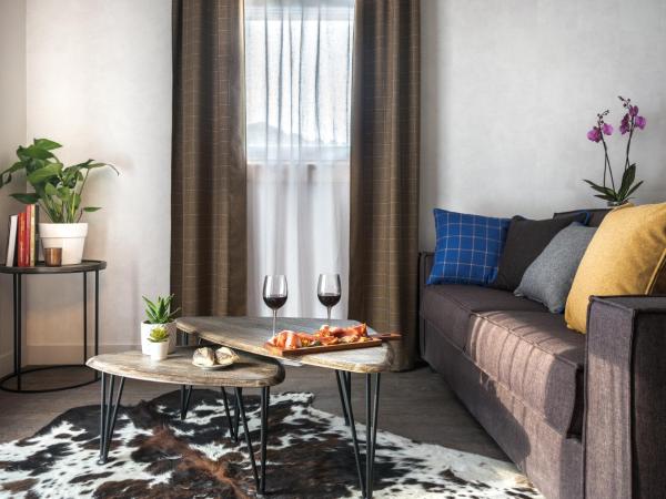 Ecrin Blanc Resort Courchevel - Aquapark : photo 2 de la chambre grande suite supérieure avec accès au parc aquatique