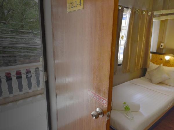 OK CHIC PHUKET HOSTEL : photo 2 de la chambre chambre triple basique avec salle de bains commune