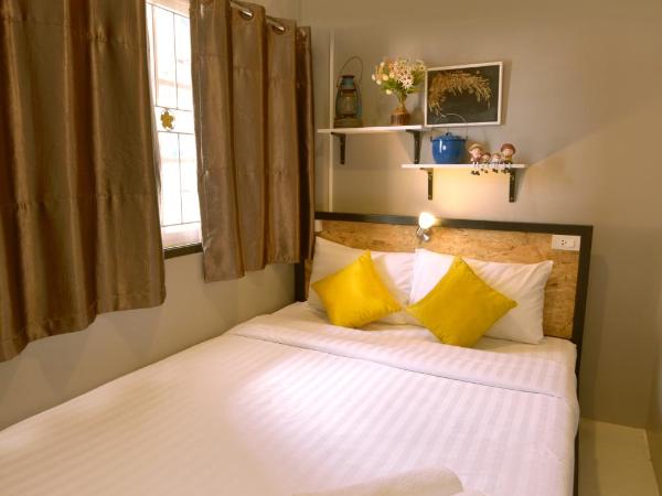 OK CHIC PHUKET HOSTEL : photo 2 de la chambre small double private room with shared bathroom