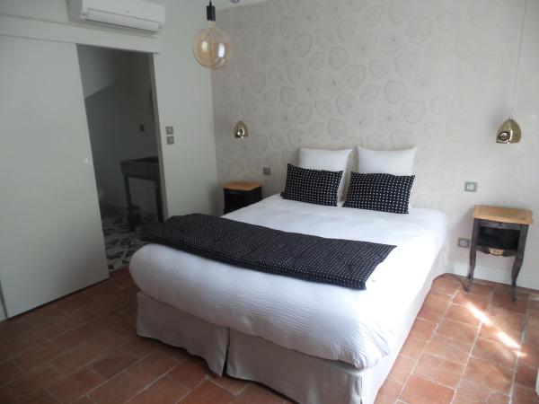 LA COUR CARREE - chambres d'hôtes : photo 1 de la chambre chambre double ou lits jumeaux
