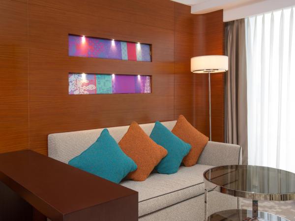 Crowne Plaza Macau, an IHG Hotel : photo 4 de la chambre premium king room with single sofa bed and sea view