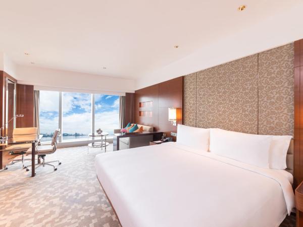 Crowne Plaza Macau, an IHG Hotel : photo 2 de la chambre premium king room with single sofa bed and sea view