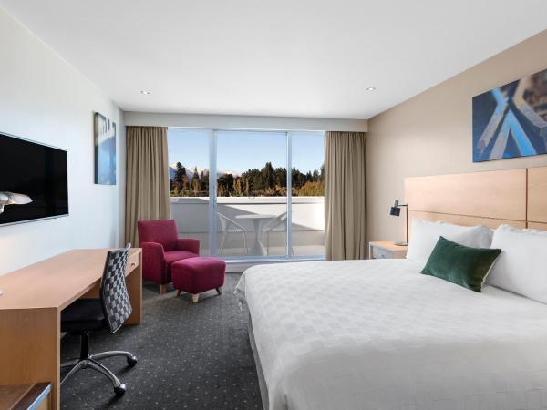 Crowne Plaza Queenstown, an IHG Hotel : photo 2 de la chambre hébergement lit king-size avec balcon - vue sur montagne - accessible aux personnes à mobilité réduite