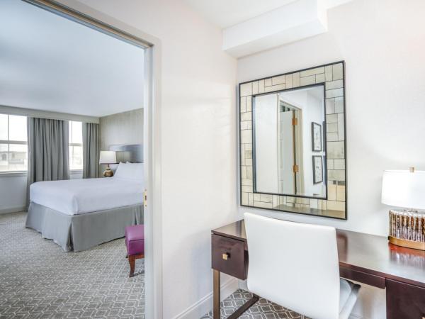 Crowne Plaza New Orleans French Qtr - Astor : photo 6 de la chambre suite 1 chambre lit king-size avec canapé-lit