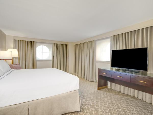 Crowne Plaza New Orleans French Qtr - Astor : photo 9 de la chambre suite 1 chambre lit king-size avec canapé-lit