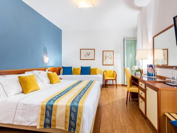 Majestic Beach Hotel & Wellness : photo 1 de la chambre chambre triple avec balcon