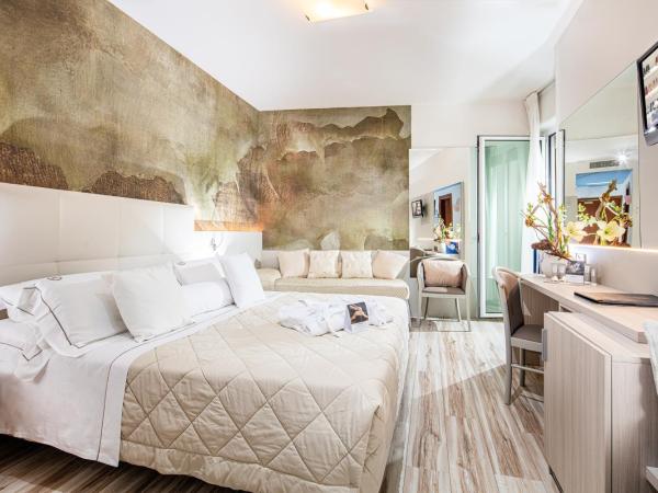 Majestic Beach Hotel & Wellness : photo 6 de la chambre chambre double ou lits jumeaux supérieure avec vue latérale sur la mer