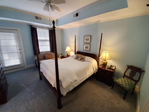 The Morehead Inn : photo 6 de la chambre chambre lit queen-size avec balcon