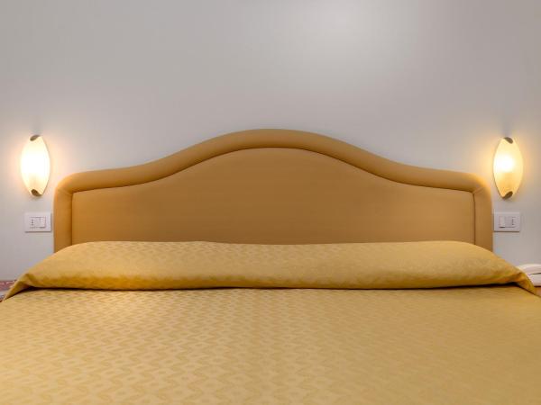 Hotel Astor : photo 6 de la chambre chambre quadruple avec balcon