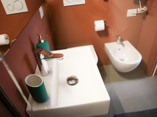 Bed and Bike Verona : photo 10 de la chambre chambre double ou lits jumeaux avec salle de bains privative