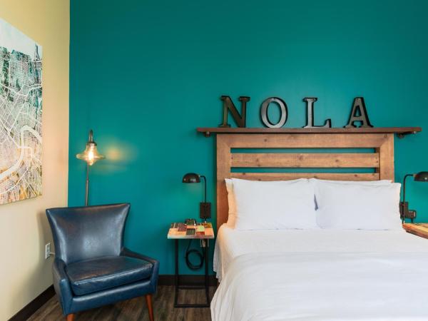 HI New Orleans Hostel : photo 1 de la chambre chambre privée avec lit queen-size et salle de bains
