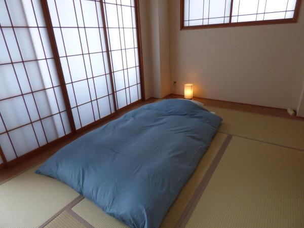 Guesthouse Hyakumanben Cross : photo 4 de la chambre chambre triple Économique avec salle de bains commune