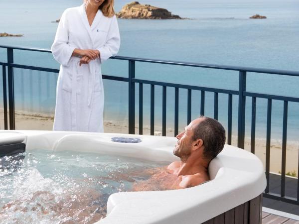 Hôtel Valdys Thalasso & Spa - la Baie : photo 3 de la chambre suite junior de luxe avec bain à remous - vue sur mer
