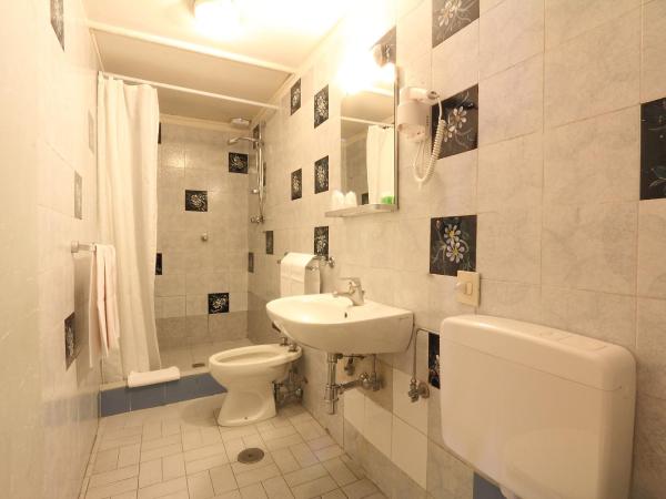 Hotel Bavaria : photo 3 de la chambre chambre double avec salle de bains privative
