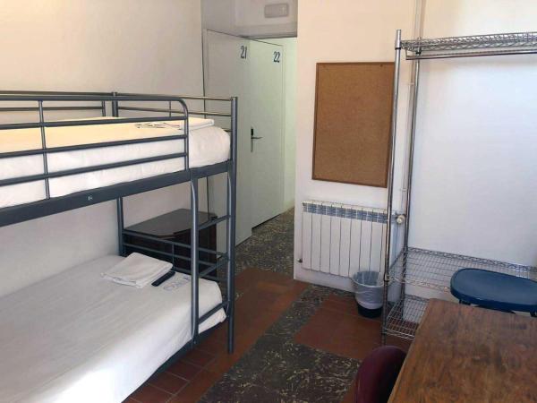 Pigal : photo 3 de la chambre chambre double avec lits superposés et salle de bains privative extérieure