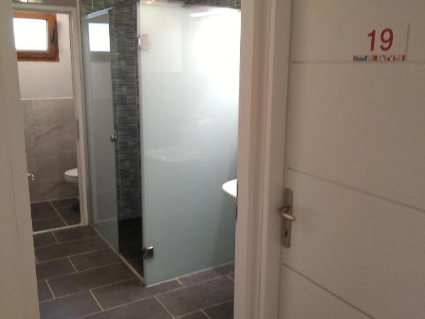 HI Hostel Pula : photo 3 de la chambre chambre lits jumeaux standard avec vue sur jardin