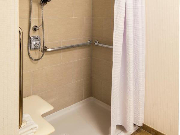 Crowne Plaza Hotel and Suites Pittsburgh South, an IHG Hotel : photo 1 de la chambre standard queen room with two queen beds and mobility accessible roll-in shower