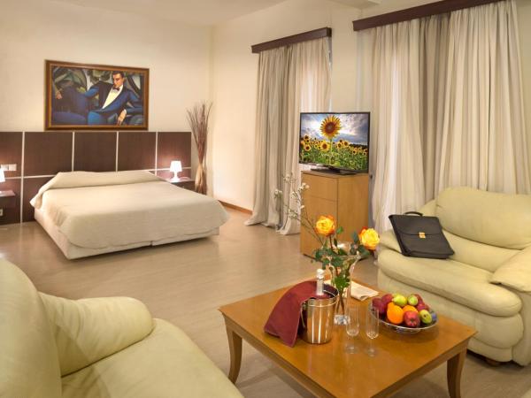 Blue Sea Hotel Alimos : photo 1 de la chambre suite avec baignoire spa