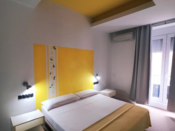 Hostal Santa Ana Colors : photo 10 de la chambre grande chambre double ou lits jumeaux
