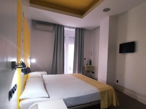 Hostal Santa Ana Colors : photo 9 de la chambre grande chambre double ou lits jumeaux