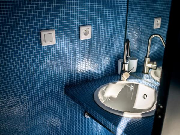 Hôtel La Reine Jane : photo 5 de la chambre chambre double avec terrasse - vue sur mer - deuxième Étage