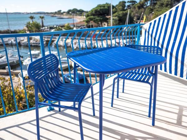 Hôtel La Reine Jane : photo 8 de la chambre chambre double avec terrasse - vue sur mer - deuxième Étage