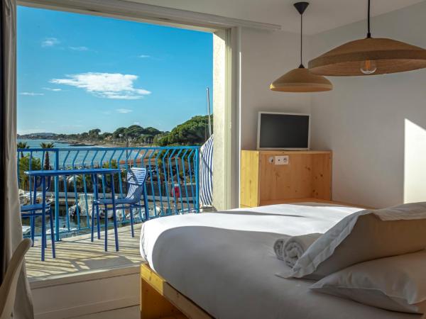 Hôtel La Reine Jane : photo 10 de la chambre chambre double avec terrasse - vue sur mer - deuxième Étage