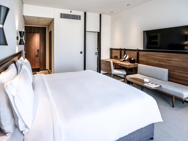 FORM Hotel Al Jadaf, Dubai, a Member of Design Hotels : photo 9 de la chambre chambre lit king-size plus - vue sur ville