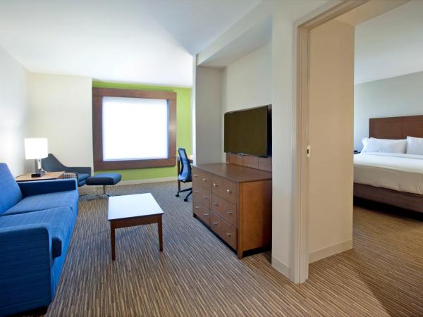 Holiday Inn Express Hotel & Suites Austin Downtown - University, an IHG Hotel : photo 4 de la chambre suite 1 chambre avec lit king-size et baignoire accessible aux personnes à mobilité réduite - non-fumeurs