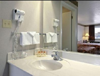 Days Inn by Wyndham San Antonio Splashtown/ATT Center : photo 4 de la chambre 2 double bed, mobility/hearing accessible room, roll-in shower,non-smoking