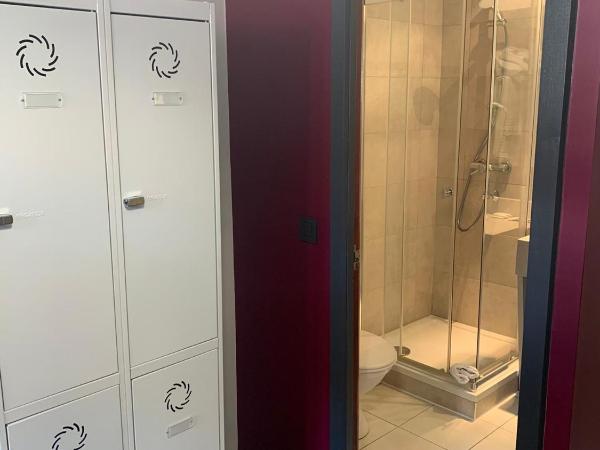 Safestay Brussels Grand Place : photo 4 de la chambre lit dans dortoir mixte de 4 lits avec salle de bains privative