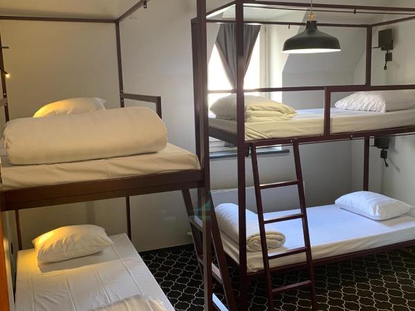 Safestay Brussels Grand Place : photo 5 de la chambre lit dans dortoir mixte de 4 lits avec salle de bains privative