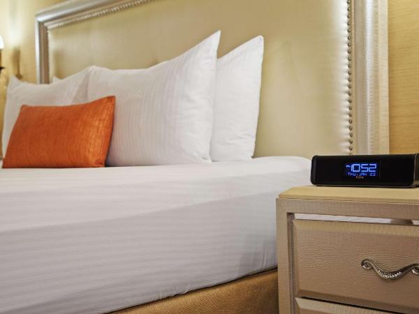 Best Western Plus Sunset Plaza Hotel : photo 6 de la chambre suite lit king-size avec balcon - vue sur ville - non-fumeurs