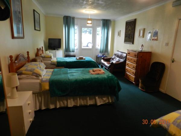 The Jays Guest House : photo 1 de la chambre chambre triple avec salle de bains