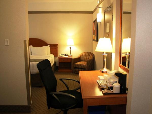 Ramada by Wyndham Edmonton South : photo 6 de la chambre suite studio - non-fumeurs
