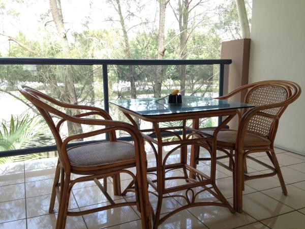 Novena Palms Motel : photo 2 de la chambre chambre lit king-size avec balcon