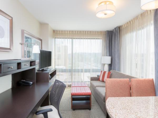 Staybridge Suites Seattle - Fremont, an IHG Hotel : photo 2 de la chambre chambre lit queen-size - adaptée aux personnes malentendantes