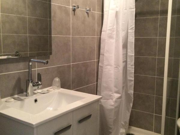 Hôtel Restaurant Le Provençal : photo 4 de la chambre petite chambre double