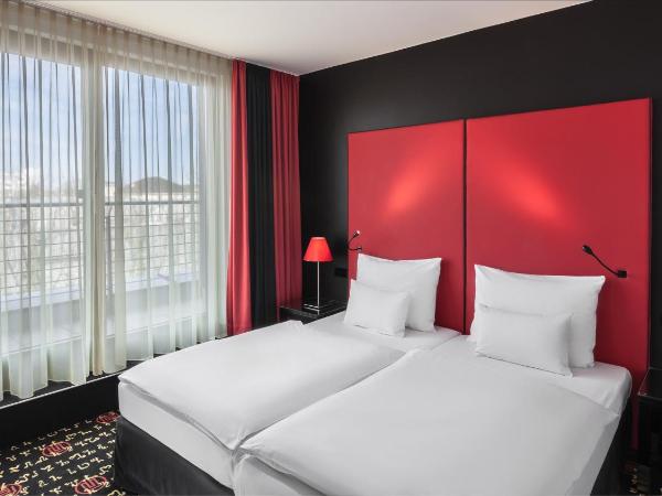 Holiday Inn Munich - Westpark, an IHG Hotel : photo 1 de la chambre suite king avec canapé-lit et vue sur le jardin