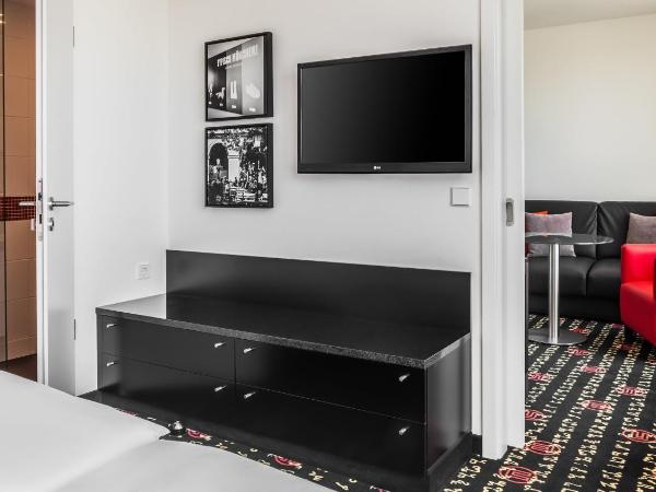 Holiday Inn Munich - Westpark, an IHG Hotel : photo 6 de la chambre suite king avec canapé-lit et vue sur le jardin