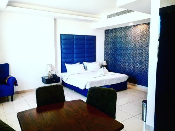 Parkside Plaza Muscat : photo 3 de la chambre suite lit king-size