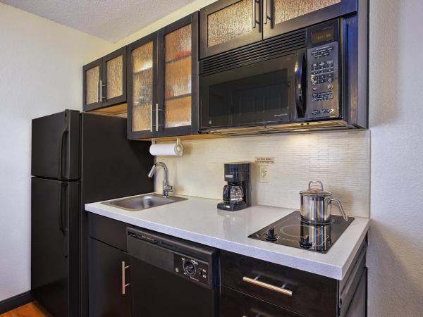 Candlewood Suites Indianapolis Northeast, an IHG Hotel : photo 1 de la chambre studio lit queen-size