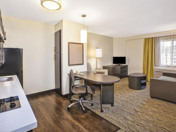 Candlewood Suites Indianapolis Northeast, an IHG Hotel : photo 1 de la chambre suite 1 chambre lit queen-size avec canapé-lit