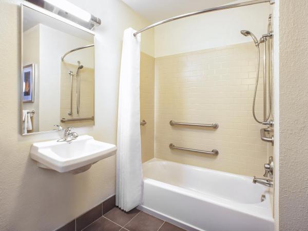 Candlewood Suites Indianapolis Northeast, an IHG Hotel : photo 2 de la chambre suite studio lit queen-size avec baignoire - accessible aux personnes à mobilité réduite/non-fumeurs