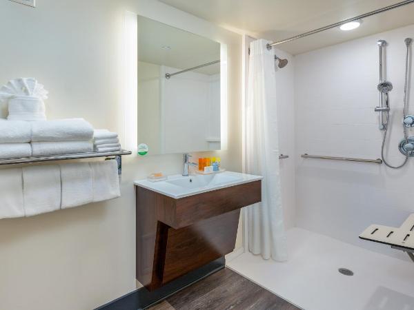 Holiday Inn Resort Panama City Beach - Beachfront, an IHG Hotel : photo 1 de la chambre hébergement avec 2 lits queen-size et douche accessible en fauteuil roulant - pour personnes à mobilité réduite/malentendantes - premier Étage