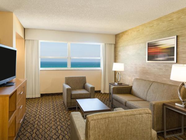 Holiday Inn Miami Beach-Oceanfront, an IHG Hotel : photo 7 de la chambre suite lit king-size - vue sur océan