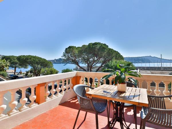 Hotel De La Darse : photo 1 de la chambre chambre triple avec balcon - vue sur mer