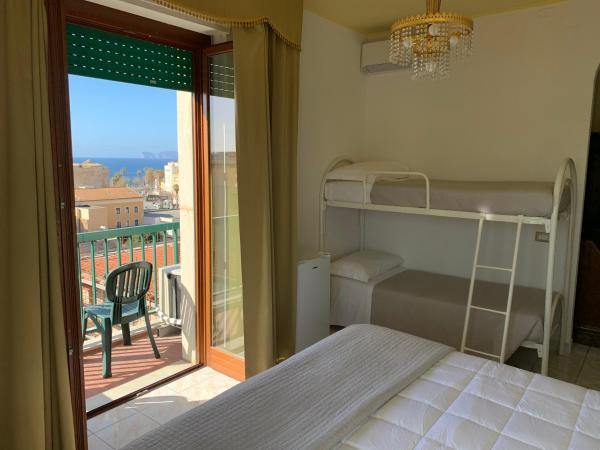 Hotel La Margherita & SPA : photo 10 de la chambre chambre quadruple - vue sur mer
